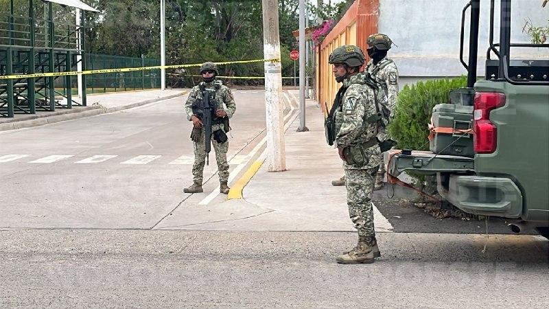 $!Abandonan dos cuerpos en campo deportivo de Tepuche; les colocaron sombreros encima