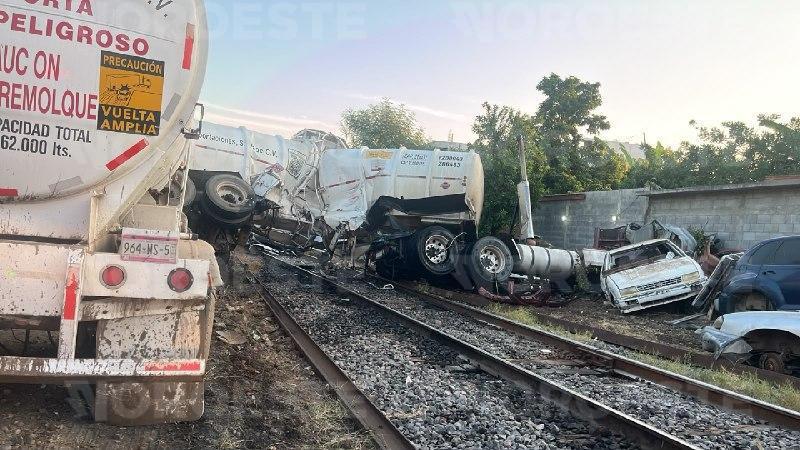 $!Tren embiste a tráiler de doble remolque en el sur de Culiacán
