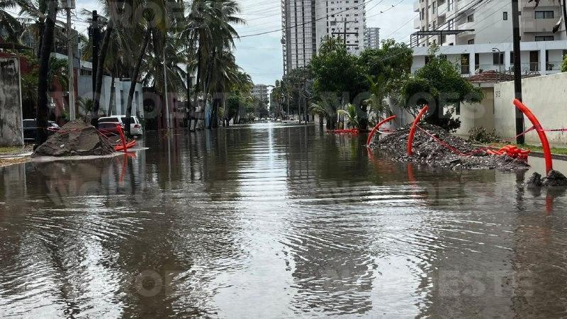 $!Unos minutos de lluvia y vialidades de Mazatlán se inundan