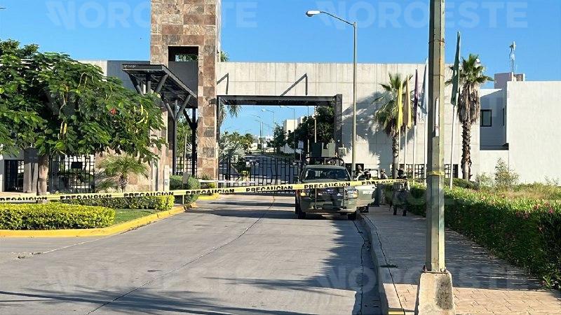 $!Militares aseguran camioneta abandonada en privada de Culiacán