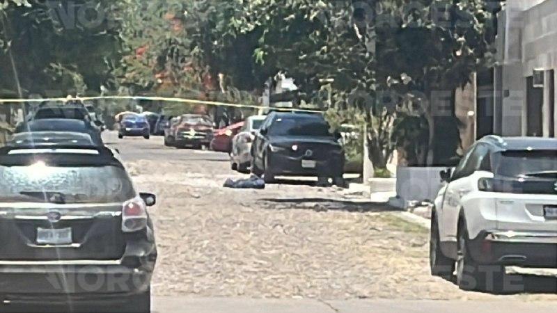 $!Abandonan cuerpo envuelto en cobijas y atado de manos en plena calle de la colonia Chapultepec, en Culiacán