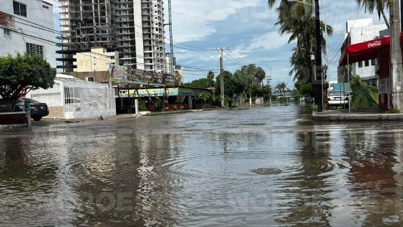 $!Unos minutos de lluvia y vialidades de Mazatlán se inundan