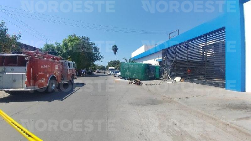 $!Choque y volcadura en Los Mochis deja una mujer muerta y varios vehículos dañados