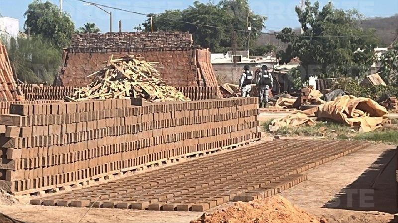 $!Ataque armado deja dos hombres sin vida en ladrillera de Loma de Rodriguera, en Culiacán