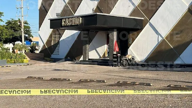 $!Atacan e incendian fachada de casino en sector Villa Universidad, en Culiacán