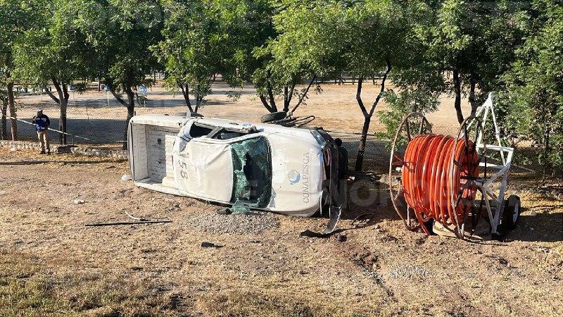 $!Vuelca camioneta oficial de Conapesca en la Carretera México 15, al sur de Culiacán