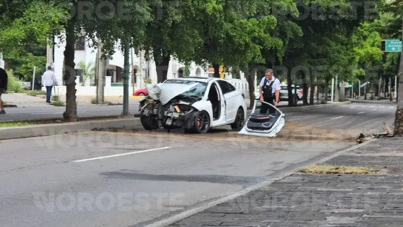 $!Muere conductor tras estrellarse contra una palmera en el Malecón Viejo de Culiacán