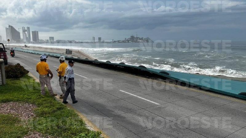 $!Colapsa nuevo tramo del malecón de Mazatlán por el fuerte oleaje