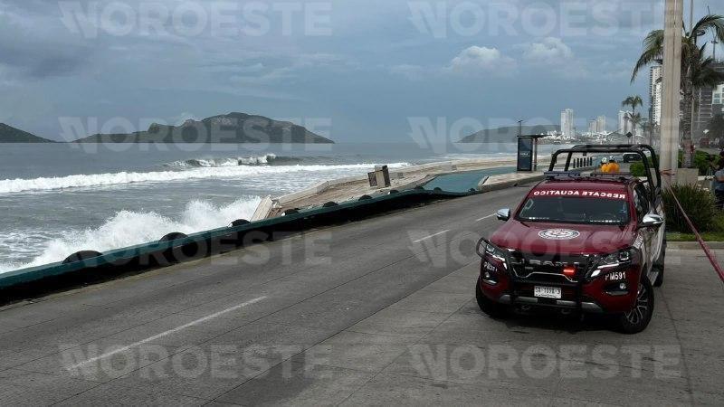 $!Colapsa nuevo tramo del malecón de Mazatlán por el fuerte oleaje