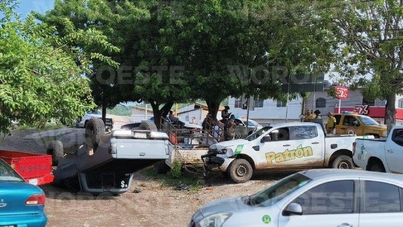 $!Evita choque contra camión y termina impactando una camioneta en El Rosario