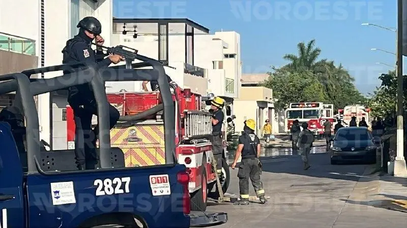$!Grupo armado incendia residencia en el sector La Conquista de Culiacán