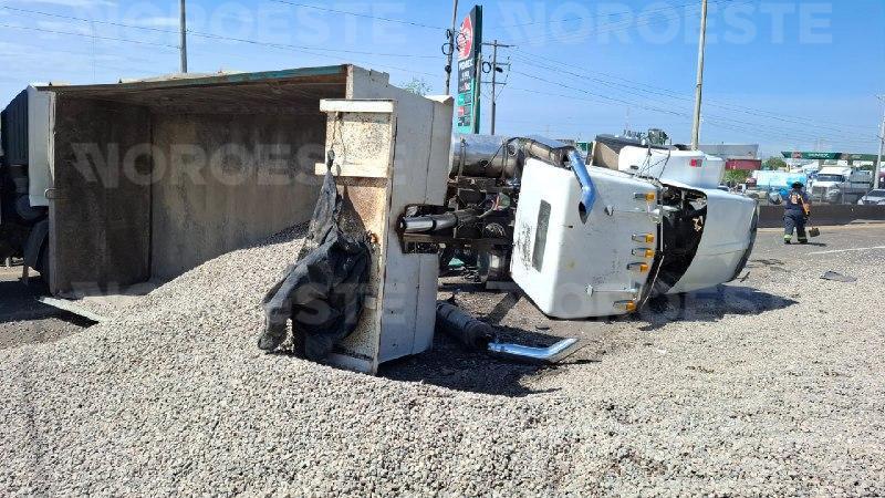 $!Vuelca camión con grava en la México 15 en Mazatlán; no hay lesionados