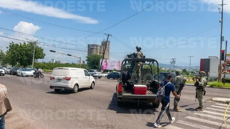 $!Persecución termina en choque en Culiacán; Ejército detiene a un hombre y asegura ponchallantas