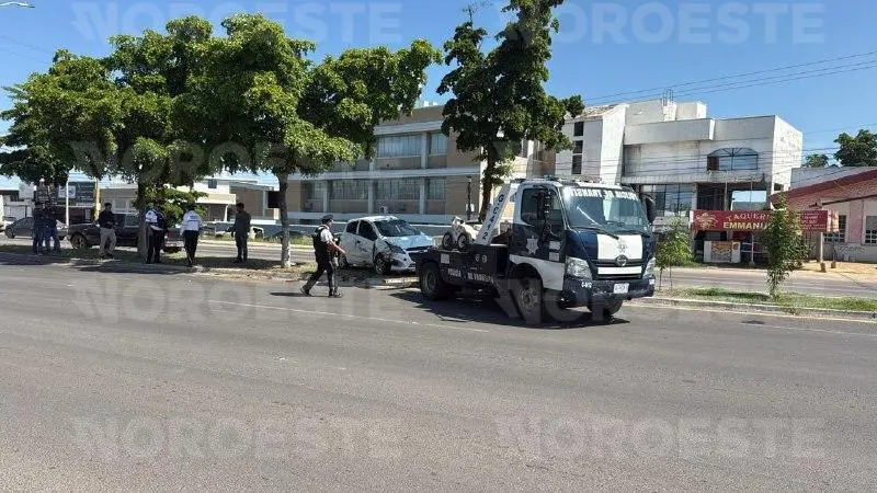 $!Vuelca automóvil frente a la Central de Abastos, en Culiacán; conductor resulta ileso