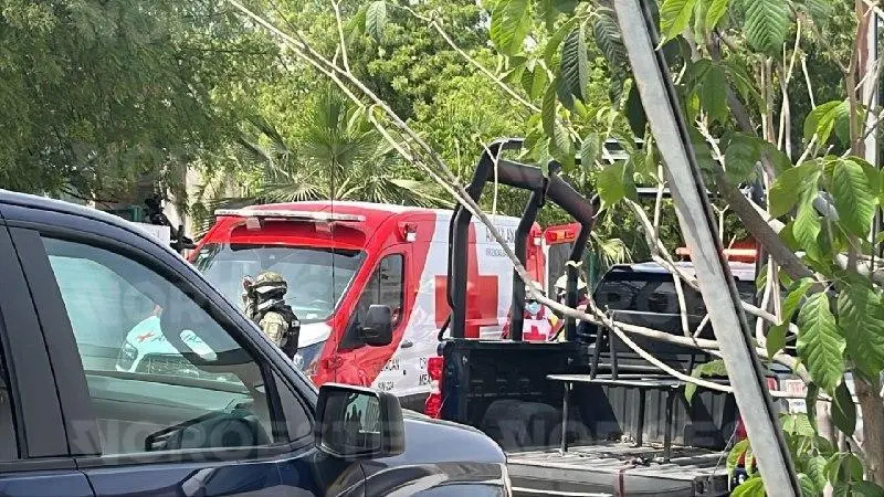 $!Hombre herido a balazos busca auxilio en escuela de Culiacán tras agresión
