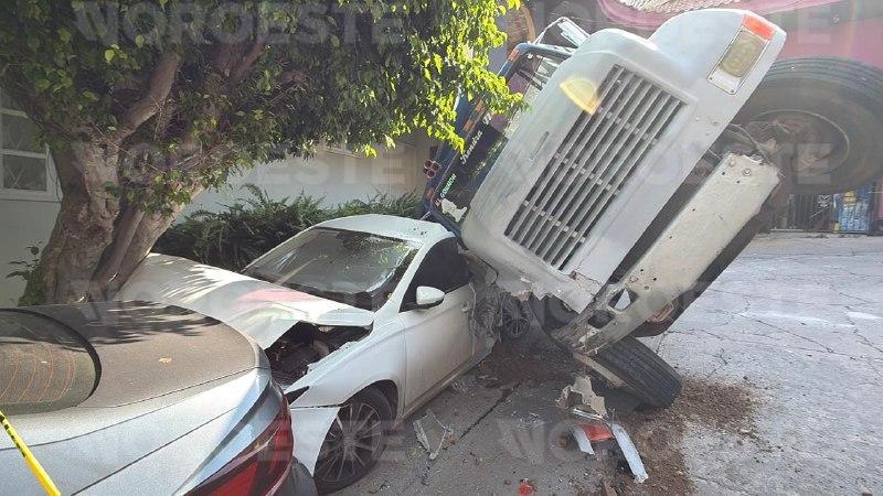 $!Vuelca camión de volteo y afecta a cuatro vehículos en el Centro de Mazatlán