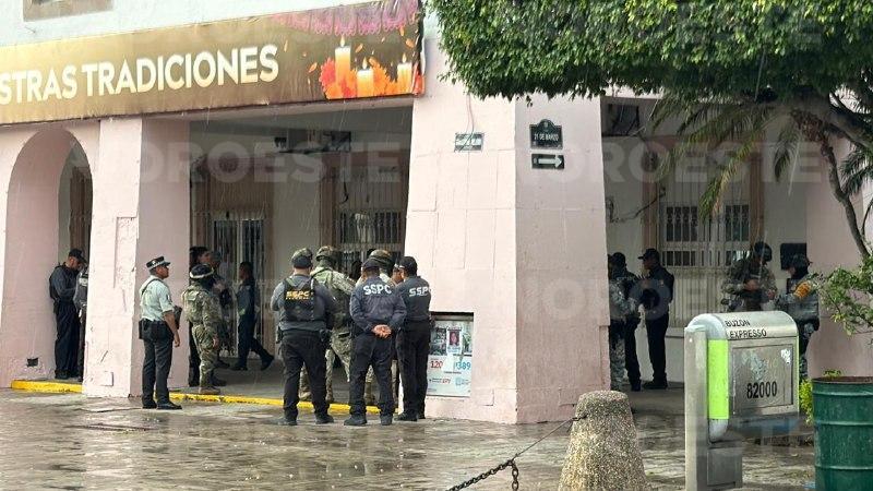 $!Dejan resto humano y mensaje afuera del Palacio Municipal de Mazatlán