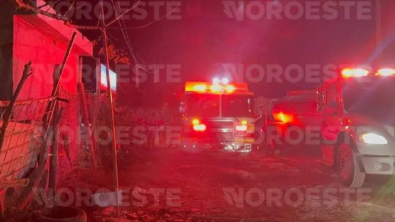 $!Atacan con bomba molotov una vivienda en Los Mochis; el fuego la reduce a cenizas