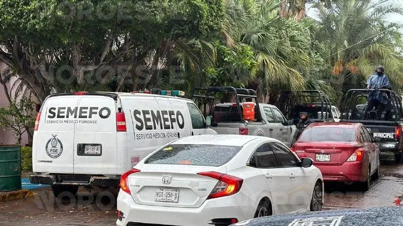 $!Dejan resto humano y mensaje afuera del Palacio Municipal de Mazatlán
