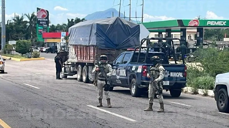 $!Ejército asegura camión tortón con reporte de robo en la salida norte de Culiacán; investigan posible carga ilícita