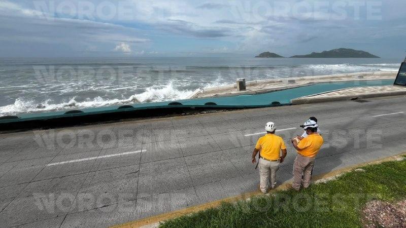 $!Colapsa nuevo tramo del malecón de Mazatlán por el fuerte oleaje