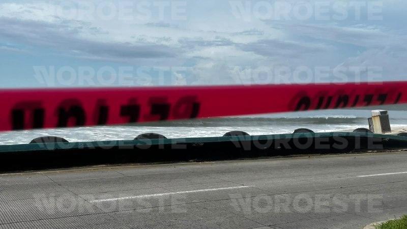 $!Colapsa nuevo tramo del malecón de Mazatlán por el fuerte oleaje