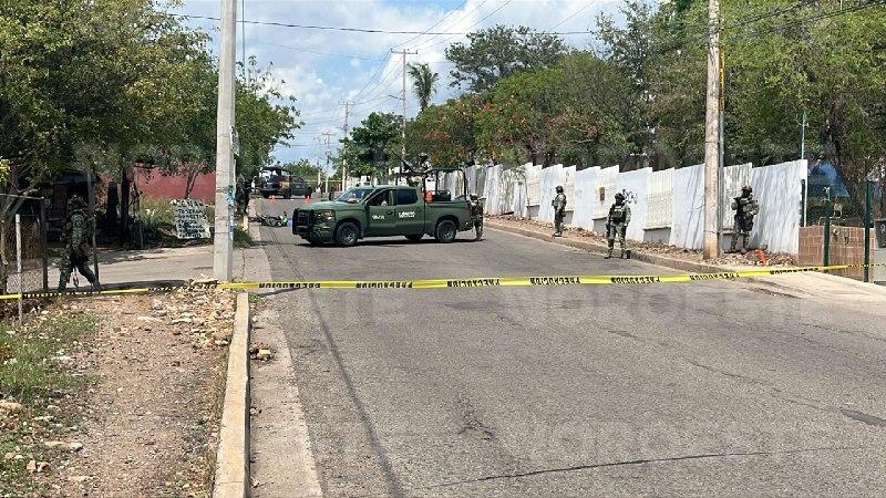 $!Asesinan a balazos a un motociclista frente a una primaria en la colonia Independencia, en Culiacán