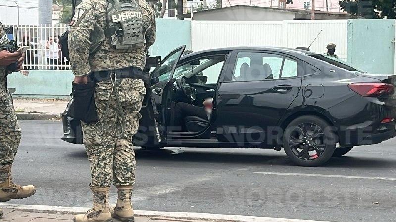 $!Atacan a balazos a conductor en la Calzada Heroico Colegio Militar, en Culiacán; resulta herido