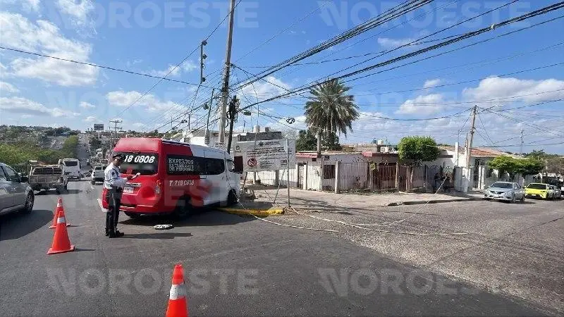 $!Aparatoso accidente en Culiacán: camión de personal derriba postes de la CFE en la Díaz Ordaz