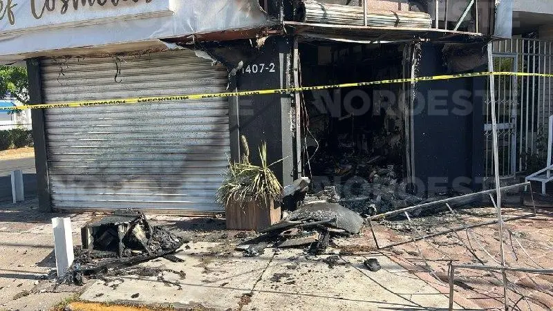 $!Nuevo ataque en Las Quintas: fuego consume negocio previamente baleado en Culiacán