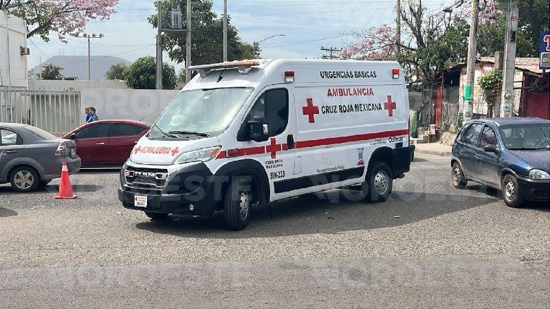 $!Aparatoso choque en Culiacán: tres vehículos siniestrados y luminaria derribada en la CNOP