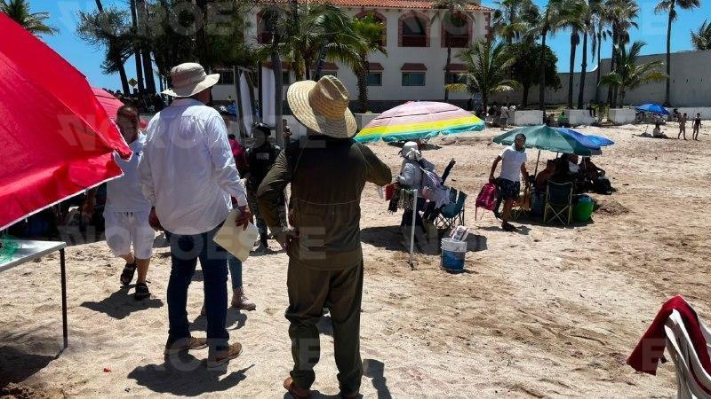 $!Realizan Semarnat y Profepa operativo de inspección de permisos en Playa Pinitos para liberar espacios públicos