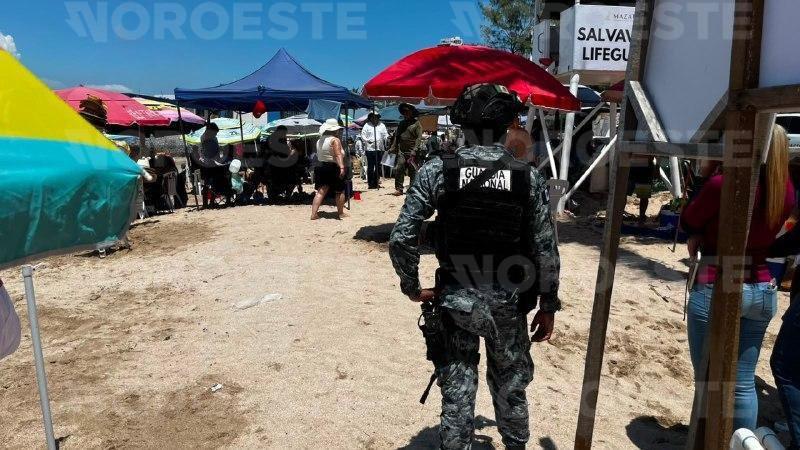 $!Realizan Semarnat y Profepa operativo de inspección de permisos en Playa Pinitos para liberar espacios públicos