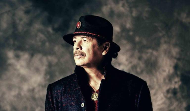 Sufre desmayo Carlos Santana en pleno concierto