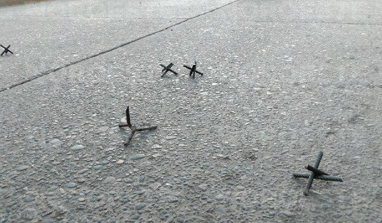 Arrojan ponchallantas en la autopista Benito Juárez a la altura de Angostura