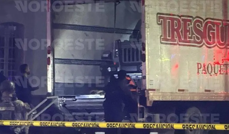 Hallan auto de lujo dentro de tráiler donde fue asesinado un hombre en Culiacán