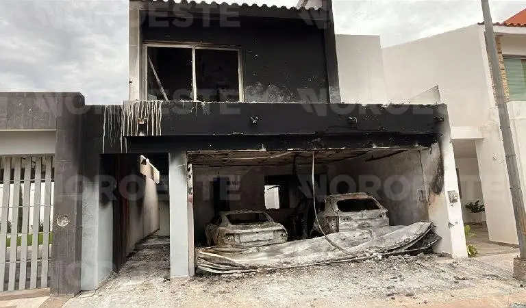 Vivienda de Portalegre dañada por disparos e incendio durante un nuevo ataque en Culiacán.