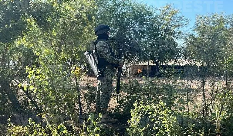 Elementos federales mantienen bajo resguardo el inmueble donde se realizaron detonaciones controladas.
