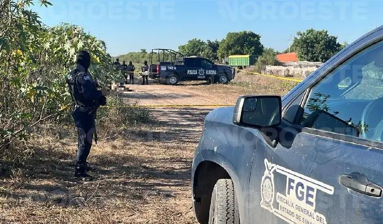 Autoridades acordonaron el camino de terracería donde fueron localizados dos hombres sin vida en Navolato.
