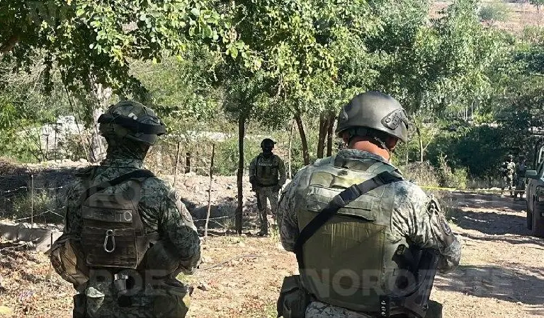 Militares custodian la zona en Cumbres del Águila tras el hallazgo de un hombre sin vida este lunes.