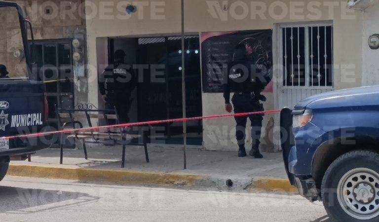 Autoridades municipales resguardan la zona donde ocurrió el ataque armado donde murió la mujer.