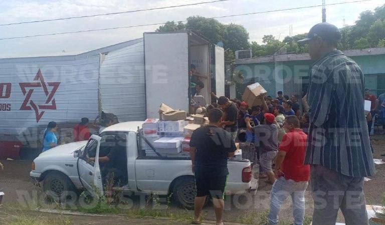 Saquean tráiler averiado en la México 15; transportaba mercancía de papelería