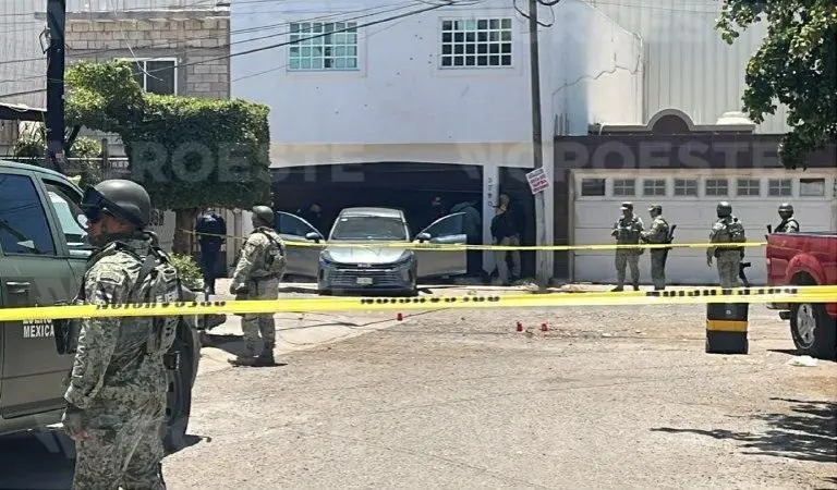 Una vivienda del Fraccionamiento Los Girasoles, en Culiacán, fue atacada a balazos este lunes.