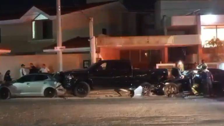 Conductor se impacta a toda velocidad contra vehículos estacionados y deja seis heridos en Mazatlán