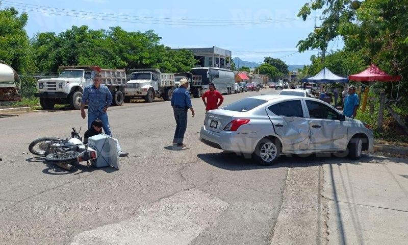 $!Menor de 17 años resulta gravemente herido tras chocar en motocicleta contra un automóvil en El Rosario