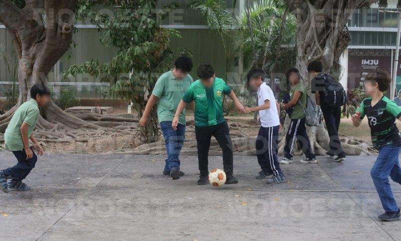 $!Dos mochilas, un balón y el sueño mundialista: jóvenes salen a jugar su propia cascarita
