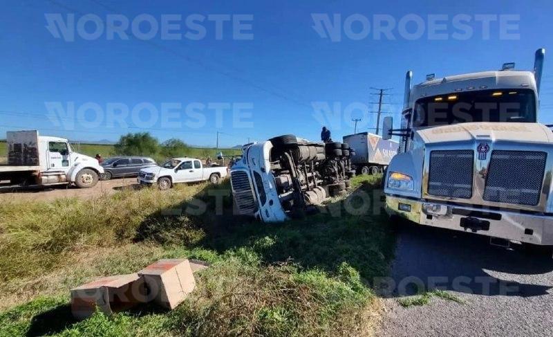 $!Vuelca tráiler cargado con galletas en la México 15, en Ahome