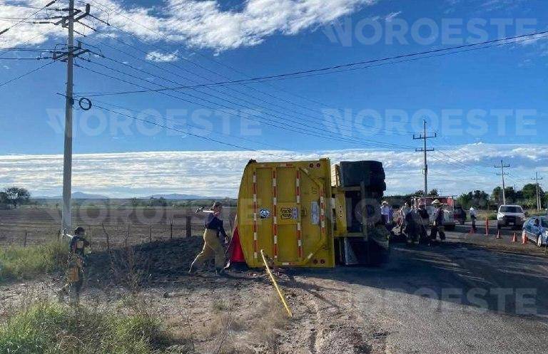 Un camión de carga terminó volcado en una carretera a El Carrizo.