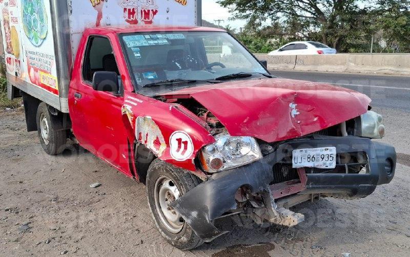 $!Registran choque por alcance en la salida sur de Mazatlán; reportan daños materiales