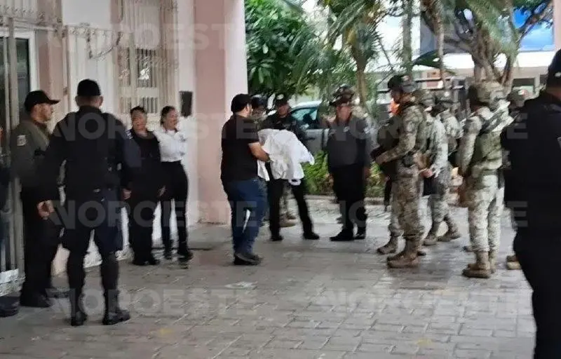 $!Dejan resto humano y mensaje afuera del Palacio Municipal de Mazatlán